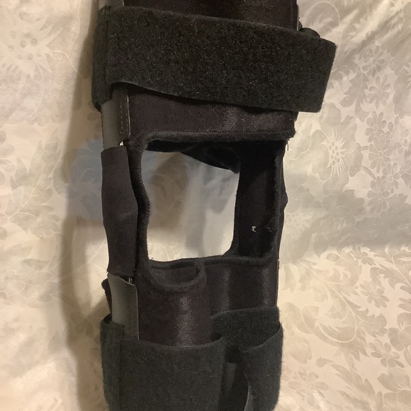 Black Hinged knee support brace adjustable width + angle. Good condition. - Picture 1 of 7